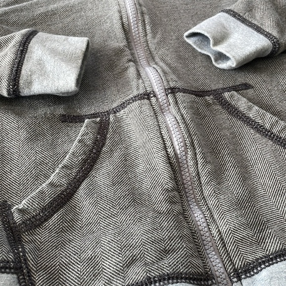 Tea Collection Zip-Up Hoodie Size 5 - Picture 3 of 9